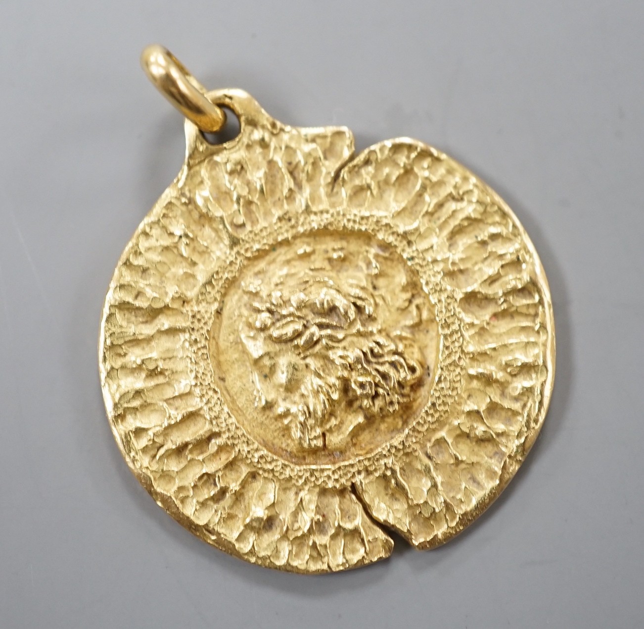 A modern Italian 18k yellow metal Tiffany & Co circular pendant, decorated with the bust of Zeus, 28mm, 11.1 grams, with Tiffany & Co box.